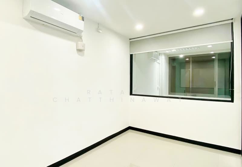 Office space in plaza near BTS Ekkamai for rent 41 sqm. 25,568/month, Bangkok, Ramada, Bang Chak, Phra Khanong, Bangkok, , 92 sqm, Retail Space For Rent, by Ratana Chatthinawat, 8604105 - DDproperty.com