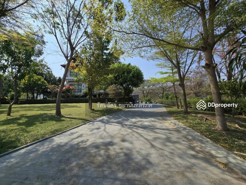 บริเวณหน้าบ้าน