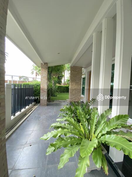 ทางเดินจากโรงรถผ่านหน้าบ้านไปสวน