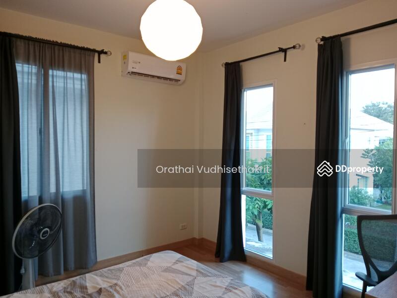 Second bedroom with study desk
