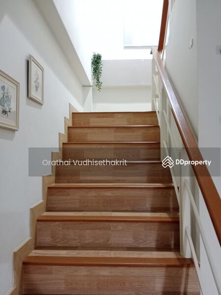 Stairwell with ventilating window