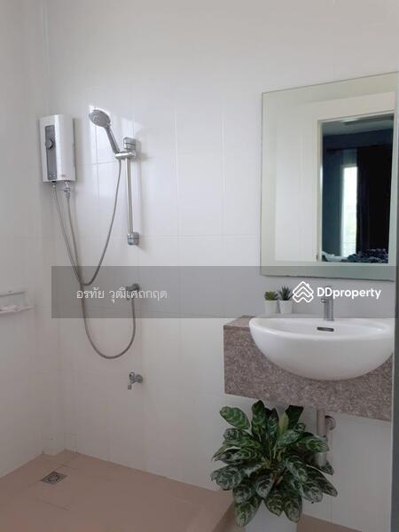 Ensuite bathroom with hot water shower