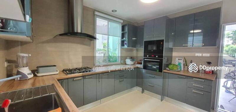 Kitchen showing gas stove and ovens
