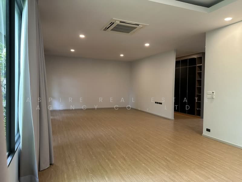 [ขายพร้อมผู้เช่า] บ้านเดี่ยว 3 ชั้น สไตล์โมเดิร์นลอฟท์ พร้อมสระว่ายน้ำส่วนตัว สุขุมวิท 71, Bangkok, Phra Kanong, Khlong Toei, Bangkok, 5 Bedrooms, 700 sqm, Single Detached House For Sale, by Aspire Real Estate Agency Co., Ltd., 9210545 - DDproperty.com