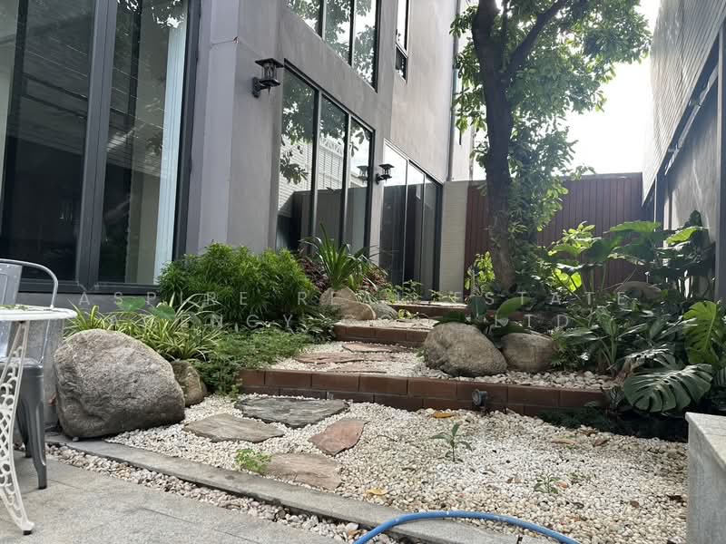 [ขายพร้อมผู้เช่า] บ้านเดี่ยว 3 ชั้น สไตล์โมเดิร์นลอฟท์ พร้อมสระว่ายน้ำส่วนตัว สุขุมวิท 71, กรุงเทพ, พระโขนง, คลองเตย, กรุงเทพ, 700 ตร.ม., บ้านเดี่ยว ขาย, โดย Aspire Real Estate Agency Co., Ltd., 9210545 - DDproperty.com