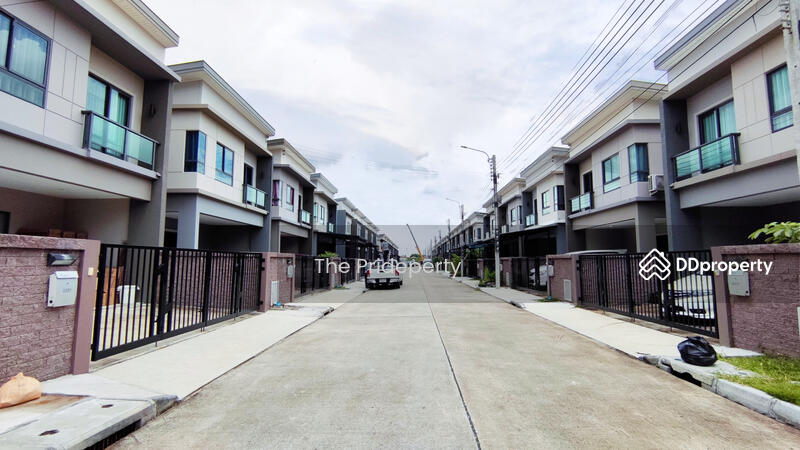 ถนนด้านหน้าทาวน์โฮม