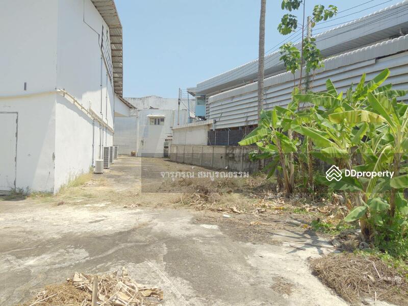 พื้นที่บริเวณด้านข้างโกดัง
