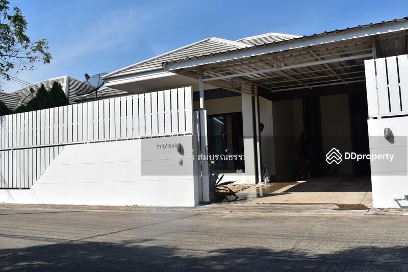 ประตูบริเวณด้านหน้าบ้าน