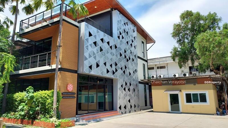 อาคารภายนอก 3 ชั้น 