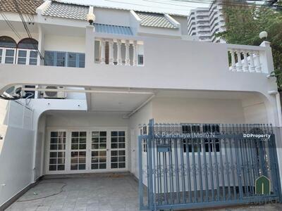 ขาย - Townhome, newly Renovated, Sukhumvit 39, กรุงเทพ
